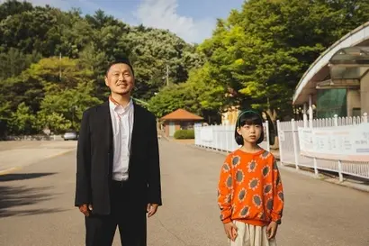 어릴 적 외계인에게 베푼 도움으로 죽음을 맞은 뒤 12시간을 더 살 수 있는 능력을 받은 동현은 가장 먼저 딸 서은을 보러 간다. 서은의 양육비를 보내기 위해 매일 무의미한 짓에 매달렸지만, 죽음 앞에선 돈보다 서은과 함께하지 못한 시간이 더 아쉬웠을 것. 사진=왓챠 제공