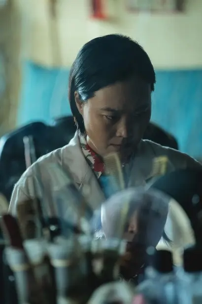 ‘정의의 용사 TV’란 유튜브 채널을 운영하던 현숙은 ‘정의구현’을 위해 행하던 일들이 소송으로 이어지며 이제는 소송 금액을 벌기 위해 망해가는 채널을 붙잡고 고군분투 중이다. 그런 그에게 누군가 10억 원의 후원금을 내며 다시 한번 정의구현을 실현하자고 유혹한다. 사진=왓챠 제공