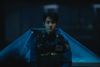 현숙이 5억원의 상금을 내걸은 ‘정의의 용사’가 되기 위해 무모한 짓을 시작하는 천웅. 그런 그 앞에 누군가 나타나 충격적인 진실을 털어 놓으며 뜻밖의 제안을 건넨다. 사진=왓챠 제공