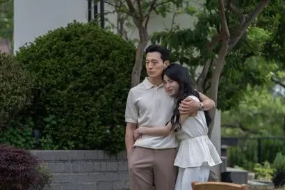 박연진의 남편이자 드라마 속에서 가장 많은 부를 가진 권력자 하도영. 하도영에게 접근하기 위해 문동은은 그의 취미인 바둑을 배운다. ‘나이스한 개새끼’란 평가를 받는 하도영이 파트2에서 어떤 행보를 보일지 기대되는 대목. 하도영을 연기한 배우 정성일에 대한 관심도 높아지고 있다. 사진=넷플릭스 제공