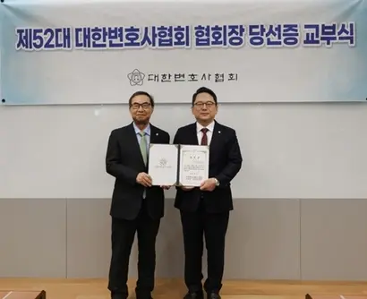 지난 17일 대한변호사협회 이종협 회장으로부터 새 협회장 당선증을 받은 김영훈 변호사(오른쪽). 김 변호사는 로톡에 대해 강경 대응을 시사해 갈등이 더 장기화될 것으로 보인다. 사진=변협 블로그
