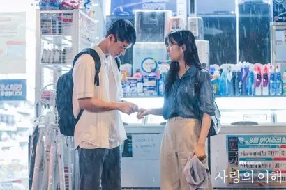 은행 청경으로 근무하는 종현은 안수영과 함께 비를 맞으며 위로가 되어주는 남자다. 죽은 동생을 생각나게 하는 이 씩씩한 청년의 마음을 수영은 외면하지 못한다. 그것이 같은 처지에 대한 응원이나 연민에 가까울지라도, 그를 비난할 수 있을까? 사진=JTBC 제공