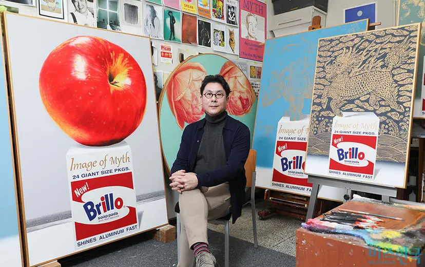 정영한 작가는 사진의 평면성과 회화의 입체성을 교묘하게 조합시켜 착시 효과를 극대화한다. 이를 통해 회화가 연출하는 세계는 착시에 의한 허구의 세계이며, 인터넷 공간과도 같은 가상 현실임을 말한다. 사진=박정훈 기자