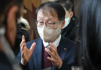 KT가 정치권 외풍에 흔들리면서, 당초 구현모 KT 대표이사의 연임을 반대하며 국민연금의 개입을 요구하던 KT새노조와 시민단체가 새로운 우려를 떠안게 됐다. 사진은 구 대표가 지난해 12월 29일 오전 한국과학기술원에서 열린 제1회 양자 기술 최고위 전략대화 행사를 마치고 취재진 질의에 응답하는 모습. 사진=연합뉴스