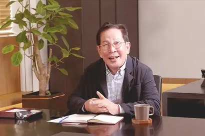 2019년 퇴임했던 권원강 교촌에프앤비 회장​(사진)이 지난해 12월 경영에 복귀했다. 권 회장은 경영복귀 후 글로벌 시장 진출을 강조하고 있다. 사진=교촌치킨 홈페이지