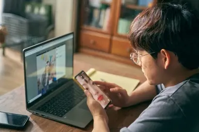 스마트폰에 스파이웨어 프로그램을 설치하고 나미의 일거수일투족을 들여다보는 준영. 이 영화는 일본 소설가 시가 아키라의 동명 소설이 원작으로, 이 소설을 원작으로 한 동명의 일본영화도 국내에 개봉한 바 있다. 사진=넷플릭스 제공