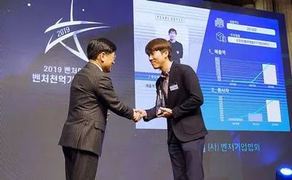 펄어비스는 2019년 12월 11일 매출 1000억을 돌파해 중소벤처기업부와 사단법인 벤처기업협회가 주관하는 ‘2019 벤처천억기업’에 선정됐다. 사진=펄어비스 홈페이지