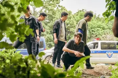 영화는 처음부터 준영이 어떤 존재인지를 보여주고, 준영의 흔적을 쫓는 형사 지만을 배치해 나미를 쫓는 준영과 준영을 쫓는 지만 간의 긴장을 담아낸다. 사진=넷플릭스 제공