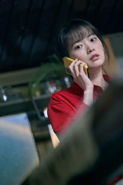 스마트폰을 손에서 떼어놓지 않는 평범한 현대인인 나미. 스마트폰이 해킹되면서 잘 울리던 알람은 울리지 않고, 비밀 계정에 자신이 쓰지 않은 글이 올라가며 직장과 인간관계에 위협을 당한다. 사진=넷플릭스 제공
