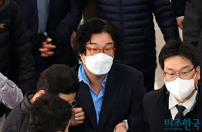 올해 초 국내로 송환돼 검찰 수사를 받고 있는 김성태 전 쌍방울 회장은 핵심 계열사 매각을 검토 중이다. 지난 1월 17일 귀국해 인천공항에서 체포되는 김 전 회장. 사진=최준필 기자