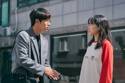 자신의 성격과 취향, 취미까지 잘 알고 동질감을 느끼게 하는 사람을 거부하는 확률은 얼마나 될까? 준영은 단 며칠, 단 몇 번의 만남으로 나미의 마음에 성큼 들어간다. 사진=넷플릭스 제공
