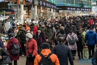 2023년 1월 1일 사람들로 북적이는 경동시장. 지난해 12월 시장 내 스타벅스가 문을 연 후 경동시장은 지역 명소로 꼽힌다. 사진=최준필 기자