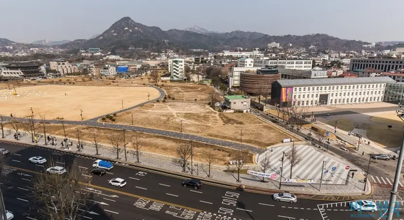 110년간 닫혀있던 서울시 종로구 송현동 부지(3만 7141.6㎡)가 2022년 10월 시민들에 개방됐다. 서울시는 당초 이 부지를 공원으로 활용할 계획이었지만, 문체부에서 이건희 기증관 부지로 선정하면서 일부 토지(9787㎡)의 소유권이 문체부에 이전됐다. 사진=최준필 기자
