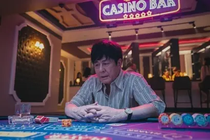 영특한 머리와 두둑한 배포를 지닌 차무식은 어쩌다 카지노의 세계에 빠져들고, 어쩌다 필리핀 카지노의 대부가 되나. ‘카지노’에서 최민식은 무려 30대 차무식부터 연기하며 차무식이란 인간을 살아 숨쉬게 만들며 이 인물의 일대기에 스며들게 만든다. 사진=월트디즈니컴퍼니 코리아 제공