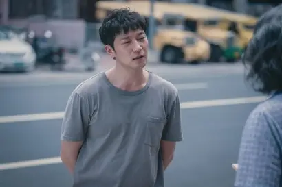 ‘나의 해방일지’ ‘범죄도시2’로 2022년의 남자가 된 손석구는 시즌1 5화 끝에야 등장하며 시청자들의 애간장을 녹였다. 필리핀에 처음 부임하는 코리안 데스크 오승훈 경감으로, 매사 이성적이던 그가 시즌2에서 차무식에게 집착하며 차무식의 인생에 어떤 역할을 할지가 주목된다. 사진=월트디즈니컴퍼니 코리아 제공