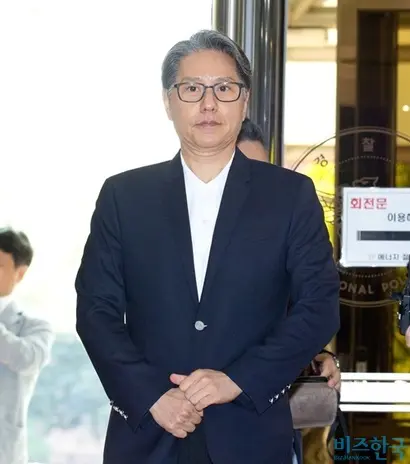 담철곤 오리온 회장(사진)이 부모의 합장묘를 조성하면서 회사 직원 명의를 빌려 논란이 예상된다. 사진=박정훈 기자