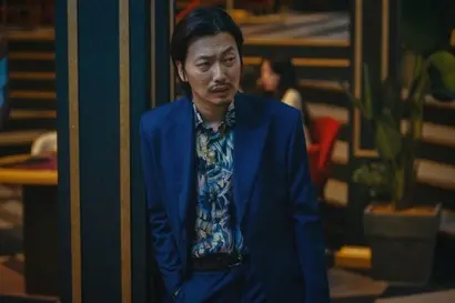 차무식의 오른팔 역할을 하는 양정팔은 드라마 초반, 차무식에게 ‘권무십일홍’(화무십일홍을 잘못 말한 것)을 언급했던 인물이다. 과연 그는 차무식의 ‘권불십년’을 저지할까? 차무식 못지않은 굴곡진 양정팔을 맡은 이동휘의 열연이 돋보인다. 사진=월트디즈니컴퍼니 코리아 제공