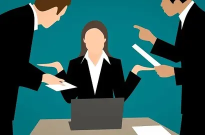 업무 관련성에 따라 다소 거친 언사의 지적이나 업무 독려는 직장 내 괴롭힘으로 인정받지 못하는 경우가 있다.