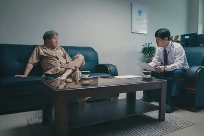 차무식은 두뇌와 배짱, 언변과 카리스마, 신용과 의리 등으로 사람들을 휘어잡고 자신이 있는 곳을 장악한다. 살인용의자로 잡혀와서 담당 검사를 휘어잡는 모습을 보라. 이 정도는 그에게 식은 죽 먹기다. 사진=월트디즈니컴퍼니 코리아 제공