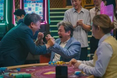 ‘카지노’에는 차무식과 카지노에서 일하는 사람들의 욕망 외에도 수많은 인간군상의 욕망이 드글거린다. 특히 차무식에게 설계 대상으로 찍힌 ‘호구’ 정석우 대표(왼쪽 인물)가 도박에 중독되어 가는 연기는 일품. 욕망이란 게 이토록 무섭다. 사진=월트디즈니컴퍼니 코리아 제공