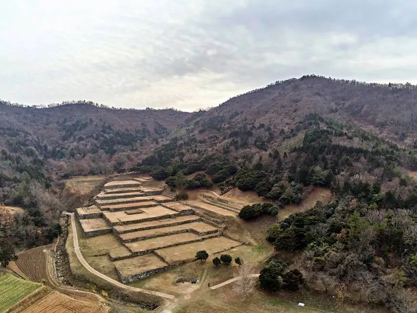 진도 용장성은 고려 원종 때 배중손이 삼별초를 이끌고 대몽항쟁의 근거지로 삼은 곳이다. 지금은 성벽 일부와 터만 남아 있다. 사진=구완회 제공