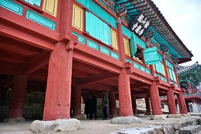 원주를 대표하는 사찰 치악산 구룡사. 자연석 기단 위에 배흘림기둥을 세운 이층누각 보광루는 천 년 고찰의 웅장함을 보여준다. 사진=구완회 제공