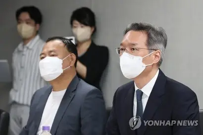 2022년 6월 서울 용산구 크라운제과에서 열린 고용노동부 임금피크제 운영 사업장 현장방문 간담회에 참석한 윤석빈 크라운제과 대표이사(오른쪽). 사진=연합뉴스