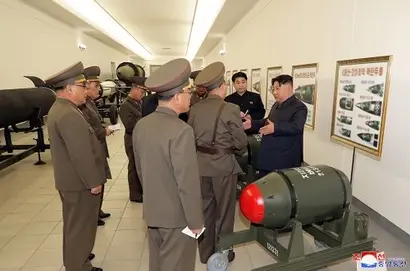 전술핵탄두를 시찰 중인 김정은 국무위원장. 사진=조선중앙통신