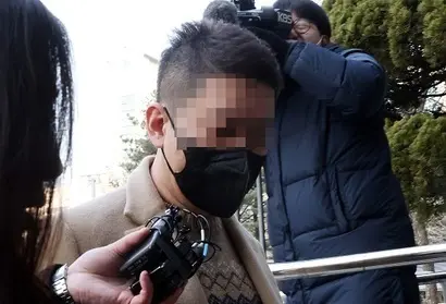 3월 31일 ‘감사보고서 제출’에 첨부된 감사보고서에 따르면 감사인인 태성회계법인은 의견거절의 근거로 ‘자산에 대한 권리 및 의무, 부채의 완전성’, ‘특수관계자와의 거래’을 들었다. 감사인이 지적한 특수관계자와의 거래는 강 씨 혐의와 맞닿아있다. 빗썸 실소유주로 알려진 사업가 강종현 씨가 지난 2월 1일 횡령·배임 혐의에 대한 구속영장 심사를 받기 위해 서울남부지법에 들어가는 모습. 사진=연합뉴스