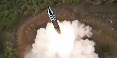 14일 북한이 최초 고체 연료 대륙간 탄도 미사일(ICBM) ‘화성포-18’의 시험 발사 장면을 공개했다. 사진=조선중앙통신