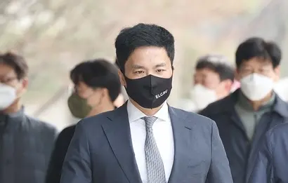 김용빈 대우조선해양건설 회장이 지난 3월 28일 오후 영장실질심사를 받기 위해 양천구 서울남부지법으로 들어가고 있다. 김 회장은 자본시장법 위반과 횡령·배임 혐의로 구속됐다. 사진=연합뉴스