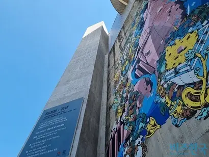 왕복 운행 열차(위)와 쇄석장 입구. 사진=강은경 기자