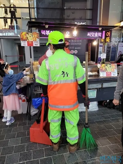 서울 중구에서 운영하는 청결기동대. 환경미화원 처우 개선 논의는 시작되자마자 사라졌다. 오히려 기간제 환경미화원이 증가하는 추세다. 사진=전다현 기자