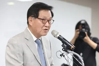 김익래 다우키움그룹 회장이 지난 4일 오후 서울 여의도 키움증권 본사에서 주가 조작 의혹 관련 대국민 사과 기자회견을 하고 있다. 사진=박은숙 기자