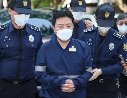 SG(소시에테제네랄)증권발 폭락 사태와 관련해 주가조작을 주도한 의혹을 받는 투자컨설팅업체 H사 라덕연 대표가 11일 오전 서울남부지방법원에서 열린 구속 전 피의자 심문(영장심사)에 출석하고 있다. 사진=연합뉴스