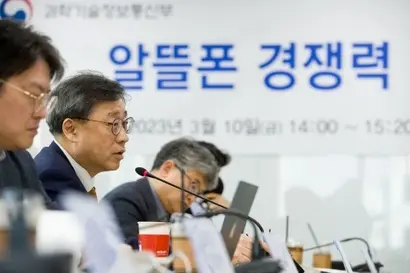 박윤규 과학기술정보통신부 제2차관이 3월 10일 서울 중구 한국지능정보사회진흥원 서울사무소에서 열린 ‘알뜰폰 경쟁력 강화를 위한 간담회’에서 인사말을 하고 있다. 사진=과학기술정보통신부 제공