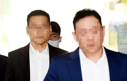횡령·배임·재산국외도피 등의 혐의를 받는 김영준 전 이화그룹 회장(왼쪽)과 김성규 총괄사장이 지난 11일 영장실질심사를 받기 위해 서울 서초구 서울중앙지방법원에 출석하고 있다. 사진=연합뉴스
