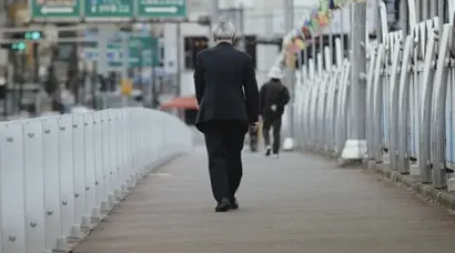 그 흔한 자동차 한 대 없이 평생을 걷거나 자전거를 타며 집과 한약방을 오갔던 김장하 선생의 뒷모습. 일평생 사부작사부작 걸으며 행해온 일들이 많은 이들에게 선한 영향력을 끼쳤다.