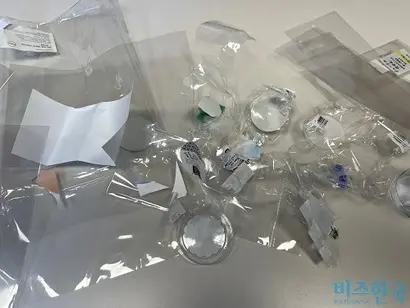 다꾸 아이템들을 이용해 다이어리를 꾸민 뒤(위) 나온 포장지 쓰레기들. 사진=전다현 기자
