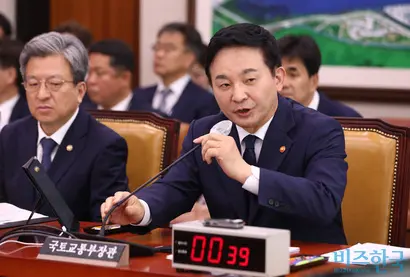 원희룡 국토교통부 장관이 4월 국회에서 열린 국토교통위원회 전체회의에서 전세사기와 관련한 의원들의 현안 질의에 답변하는 모습. 사진=박은숙 기자
