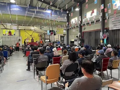 평일 오전 11시부터 경매장은 사람들로 북적였다. 오후 1시가 되자 경매장 400석 중 남은 빈자리는 거의 없었다. 사진=박해나 기자