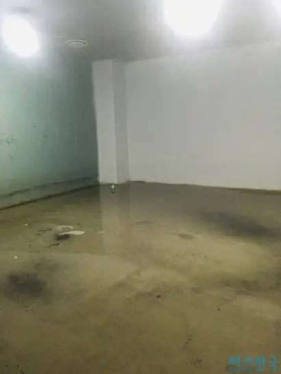 지난해 준공된 서울 동작구 상가에서 수분양자들의 입주거부 사태가 이어지고 있다. 침수 피해를 입었던 지하 1층 상가는 현재 비어 있다(위). 지난해 8월 집중호우 당시 침수된 상가 모습. 사진=강은경 기자, 독자 제공