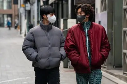 복싱 신인왕전 결승에서 맞붙은 김건우와 홍우진은 상이한 성격임에도 복싱과 해병대라는 공통점으로 급격하게 친해진다. 드라마 초반부는 순둥순둥하지만 FM인 건우와 껄렁껄렁하지만 속이 따스한 우진의 ‘티키타카 케미’를 보는 재미가 있다. 팬데믹을 상징하는 마스크는 기본. 사진=넷플릭스 제공