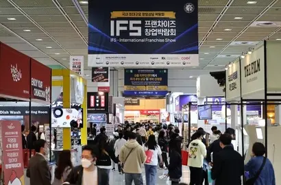 은퇴할 때까지의 안정적인 수입을 꿈꾸며 프랜차이즈에 뛰어드는 이들이 많다. 서울 코엑스에서 열린 제54회 IFS 프랜차이즈 창업박람회 모습. 사진=연합뉴스