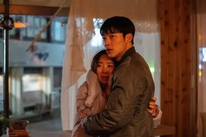 팬데믹 시대에 어려움을 겪는 소상공인 등 서민들을 대상으로 한 자행되는 불법 대출, 사기 대출의 광경은 지난했던 팬데믹 시대를 겪어온 우리 사회를 새삼 돌아보게 만든다. 사진=넷플릭스 제공