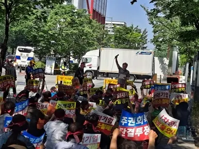 이화그룹 소액주주 연대는 지난 9일 한국거래소 앞에서 이화그룹 상장사 3곳의 거래 재개를 촉구하는 집회를 개최했다. 사진= 이화그룹 소액주주 연대 제공