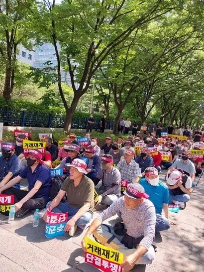 이화그룹 소액주주 연대는 한국 거래소의 거래정지 번복 결정로 인해 소액주주들의 피해가 더 커졌다며 거래정지 종료를 요구하는 가처분 신청을 제기하는 등 억울함을 호소하고 있다. 사진=이화그룹 소액주주 연대 제공