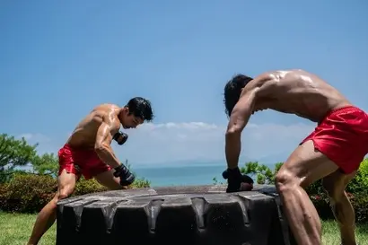 몸을 만들기 위한 우도환과 이상이의 노력이 엿보이는 스틸 장면인데, 그 와중 빨강색 해병대 반바지를 입고 있는 것이 ‘킬포’. ‘사냥개들’은 한국 특유의 ‘해병대 자부심’을 곳곳에 삽입해 웃음을 유발한다. 사진=넷플릭스 제공