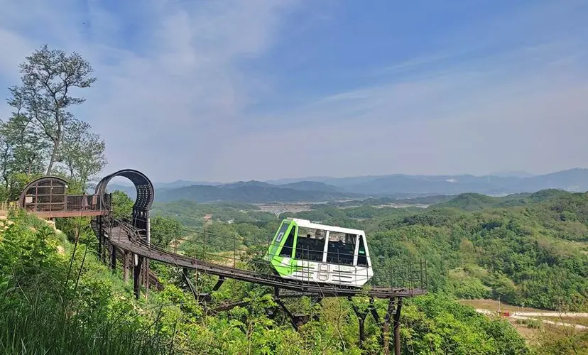 철원 여행의 새로운 즐거움이 된 모노레일. 작년에 운행을 시작한 소이산 모노레일은 1년도 되지 않아 탑승객 10만 명을 돌파했다. 사진=구완회 제공