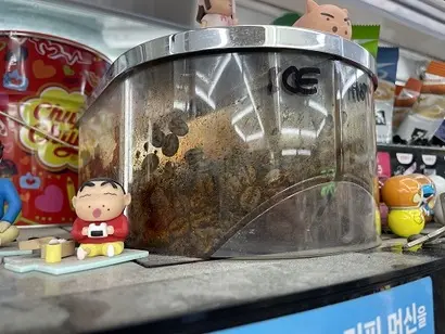 서울 한 편의점의 커피머신. 커피머신 위에 먼지가 가득하고, 호퍼통에는 원두 기름이 잔뜩 끼었다. 사진=박해나 기자